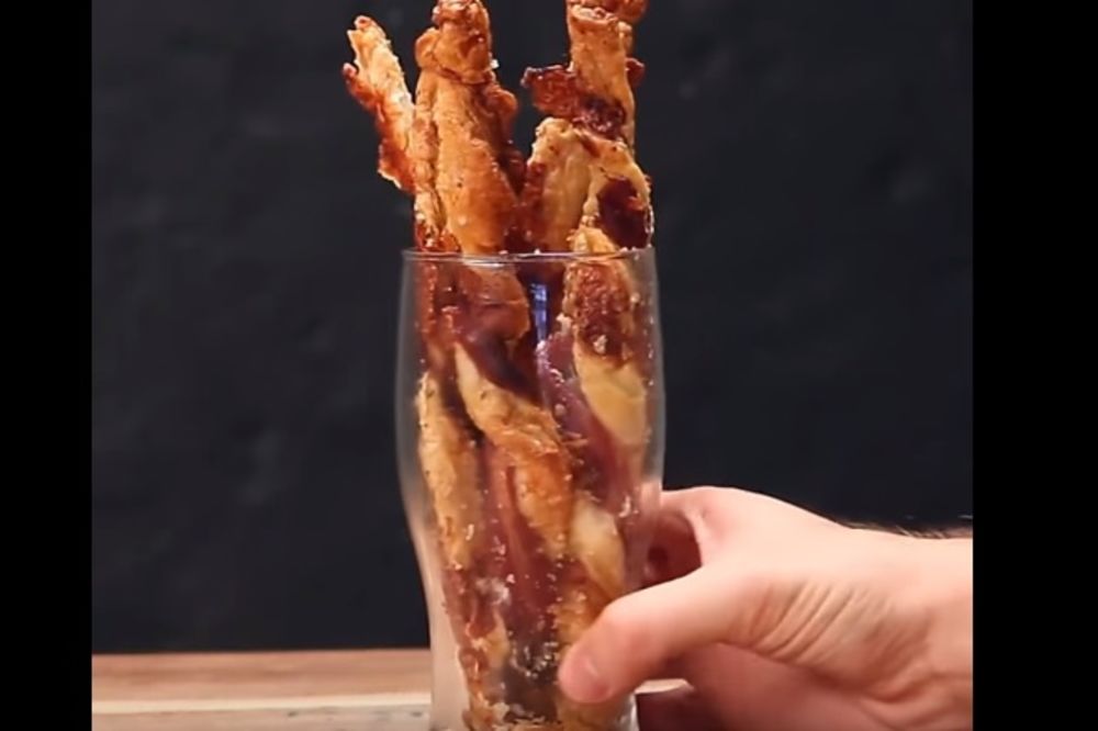 Da li ste spremni za žurku? Slatko pikantni štapići sa sirom i slaninicom (RECEPT) (VIDEO)