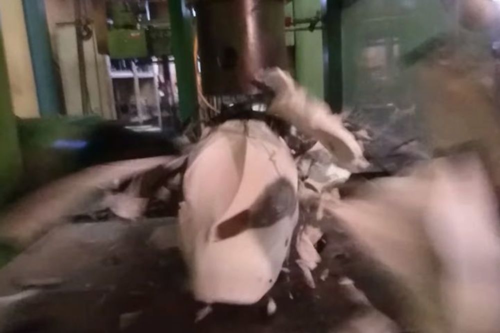 Lomi, lomi, sve polomi: Hidraulična presa, nova pomama na Jutjubu (VIDEO)