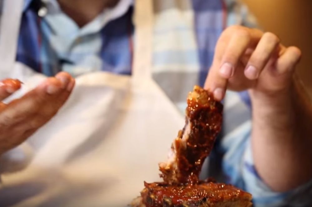 Kako se pravilno jedu rebarca, a da se ne uflekate? (VIDEO)
