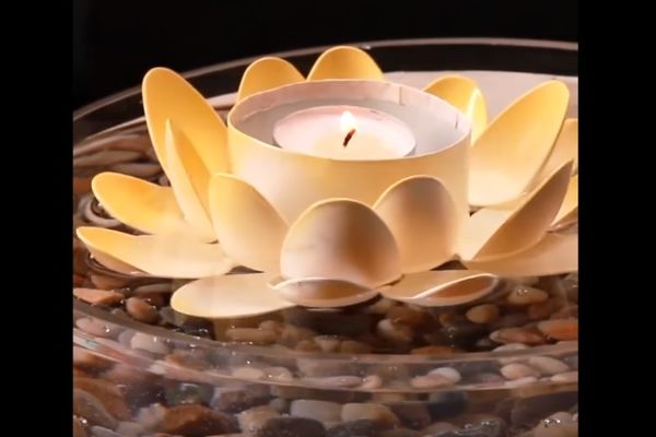 Šta dobijete kada presečete limenku i plasatične kašike na pola? Ona zna odgovor! (VIDEO)