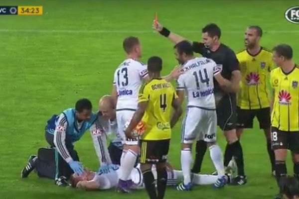 Poludeo zbog udarca u glavu i potresa mozga pa zaradio crveni karton!