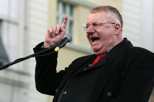 Šešelj ponovo provocira: Idem u Zagreb, ne mogu da mi zabrane!