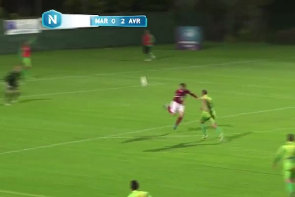 Neviđena golčina stiže iz Francuske: Igrač lobovao golmana petom sa 20 metara! (VIDEO)