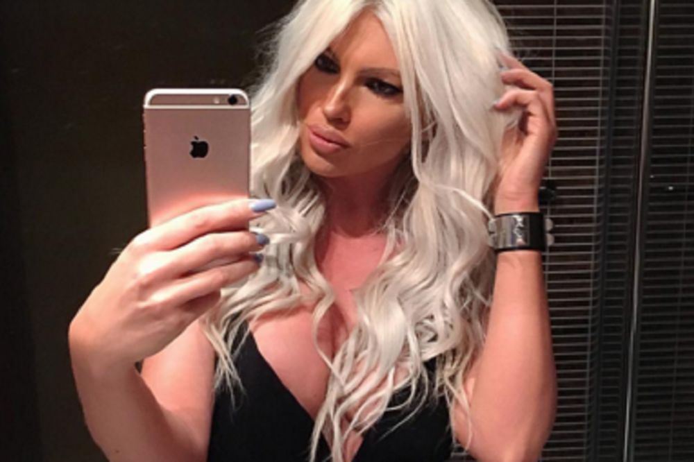 Skidamo joj kapu: Pogledajte kako JK najednostavniju frizuru fura svetski! (FOTO)