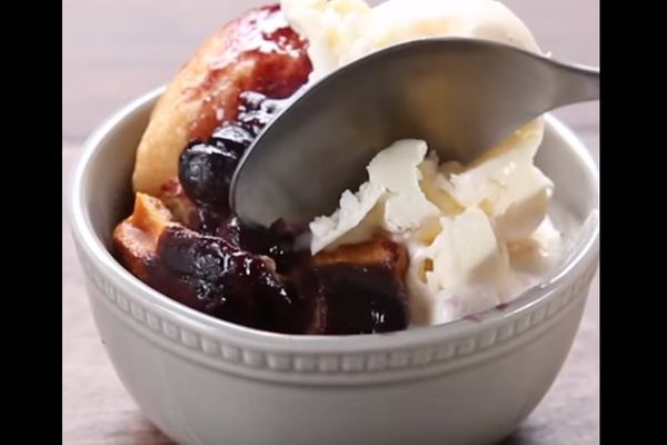 Prste da poližeš: Čuveni kobler od borovnica sa sladoledom (RECEPT) (VIDEO)