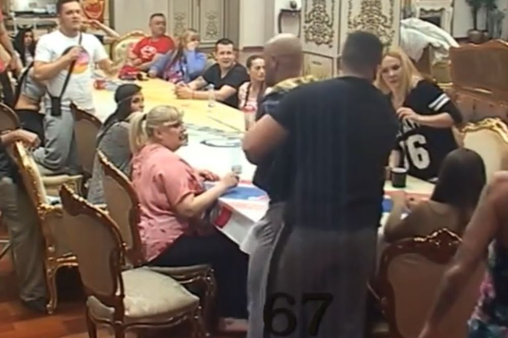 Svi su van kontrole: Matora polila vodom Dejana, on joj nije ostao dužan! (VIDEO)