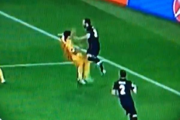 Da li je Suarez zaslužio direktan crveni karton za ovo? Ako nas pitate, jeste! (VIDEO)