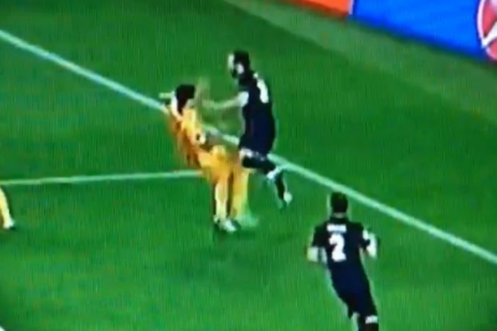 Da li je Suarez zaslužio direktan crveni karton za ovo? Ako nas pitate, jeste! (VIDEO)