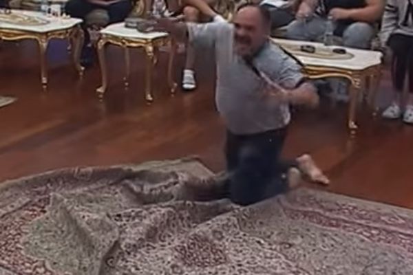 Zmaj odlepio od sreće! Ukućani ga uvili u tepih i bacili u bazen! (VIDEO)
