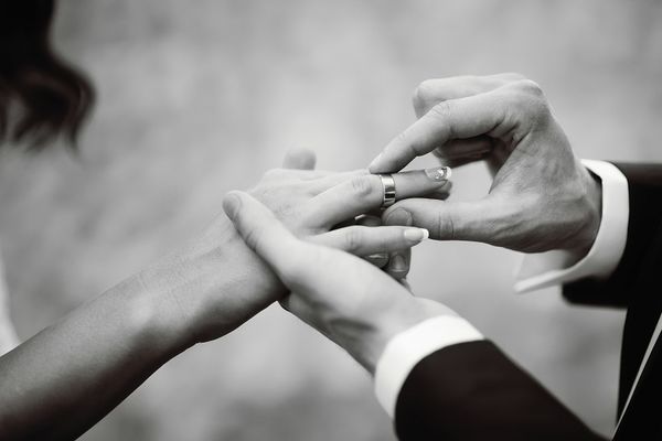 Zašto burmu nosimo na domalom prstu i baš na desnoj, a ne na levoj ruci? (FOTO) (GIF)