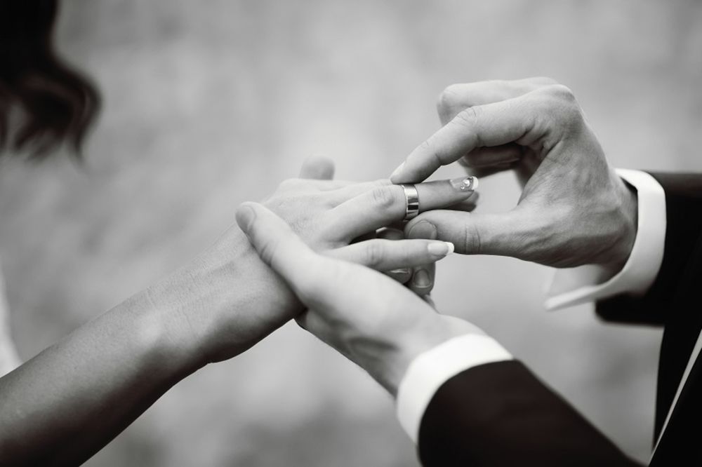 Zašto burmu nosimo na domalom prstu i baš na desnoj, a ne na levoj ruci? (FOTO) (GIF)