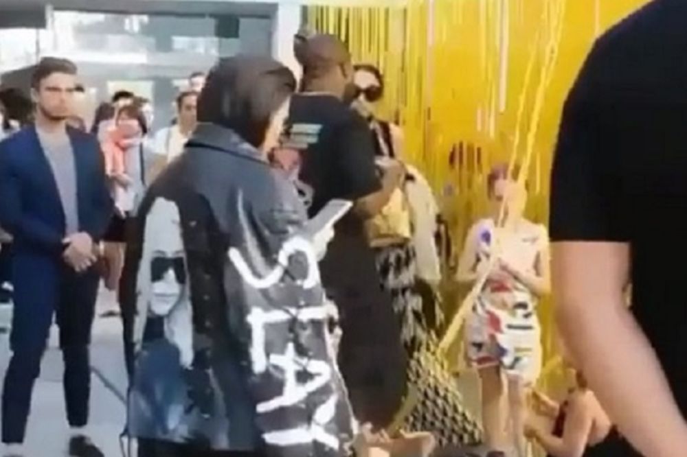 Kim Kardašijan najgora mama na svetu? Pogledajte kako joj je ćerka pala, a starleta gleda u mobilni mirno (VIDEO)