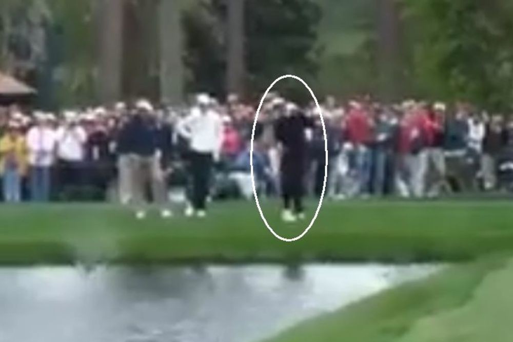 Zaboravite sve zakone fizike jer je ovaj čovek izveo najbolji potez na golf terenu, ikada! (VIDEO)