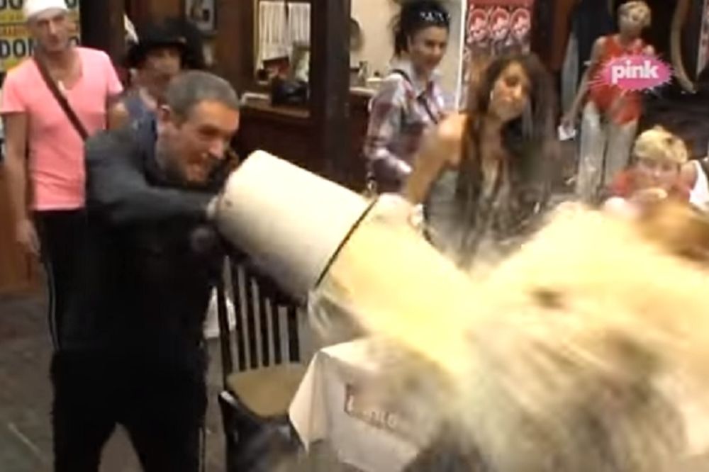 Farmeri potpuno poludeli: Lepi Mića ispolivao Jelenu Golubović mlekom! (VIDEO)