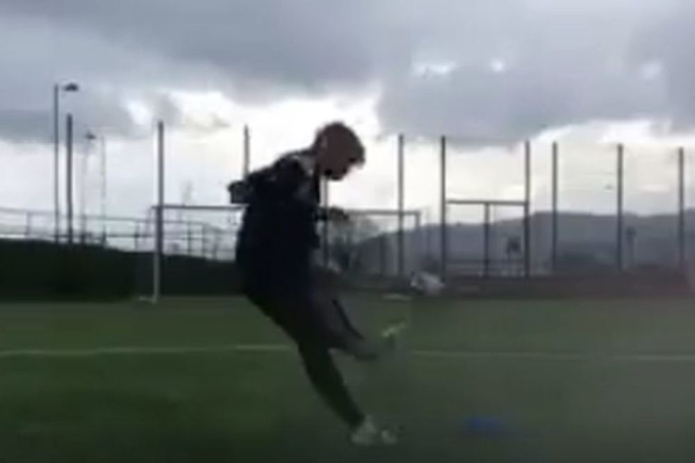 Ni sam ne veruje šta je uradio: Kakva je to lopta... Možete li da izvedete sličan šut? (VIDEO)