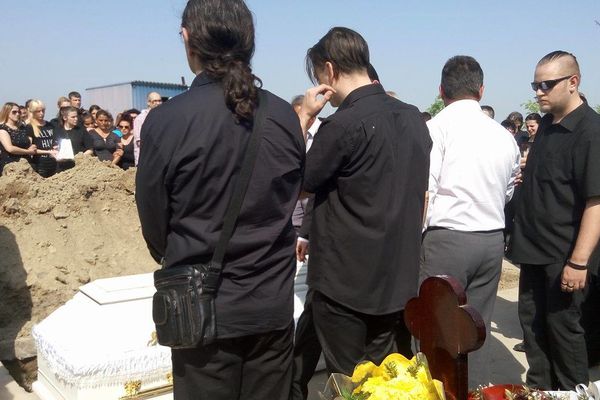 Joj, ne zatrpavajte je! Sine mili moj! Joj gde ćeš dole? Jeleninu majku drže da ne uleti u grob! (FOTO)