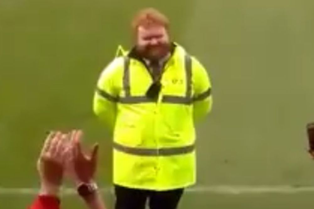 Genijalni navijači: Zbog čega redaru pevaju pesmu Eda Širana? (VIDEO)