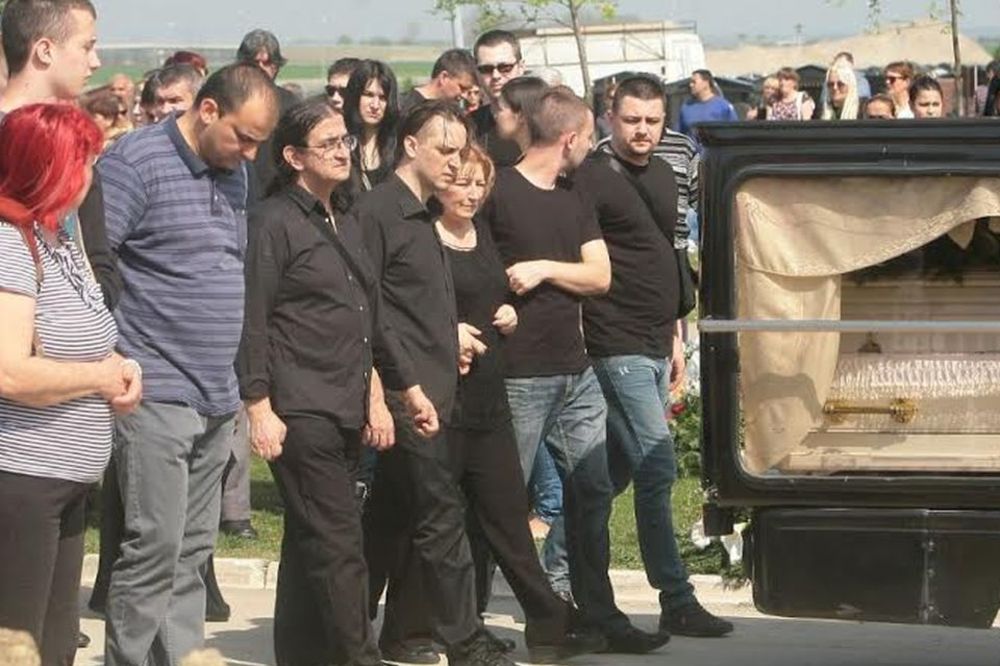 Pustite me u grob sa njom! Jelenin suprug poljubio kovčeg, pa samo što se nije srušio ispred rake!