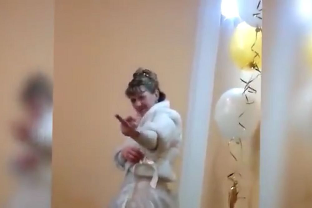 Snajka pokazala srednji prst na svadbi, a zatim je usledilo pesničenje sa svekrom (VIDEO)