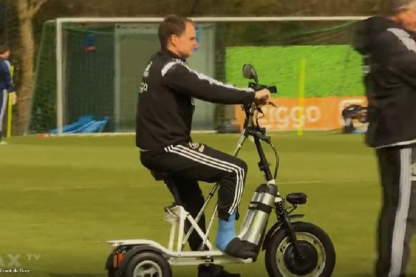 Ovo je vreme paklenih vozača: Domišljati trener Ajaksa vodi treninge vozeći motorčić! (VIDEO)