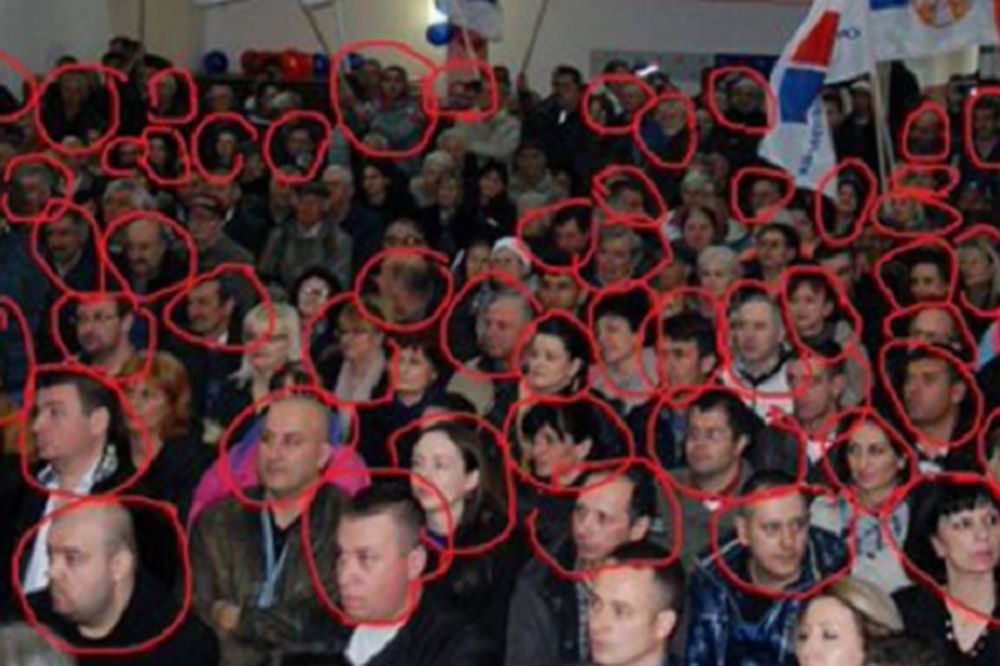 Naprednjački putujući cirkus: Meštani zaokružili ljude koje vide prvi put u svom selu! (FOTO)