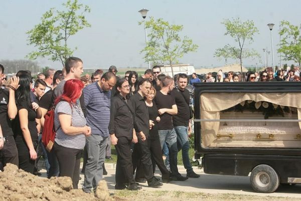 Jelenin ubica bio na sahrani? Inspektori sve vreme motrili na ljude! (FOTO)