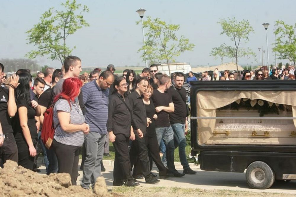 Jelenin ubica bio na sahrani? Inspektori sve vreme motrili na ljude! (FOTO)