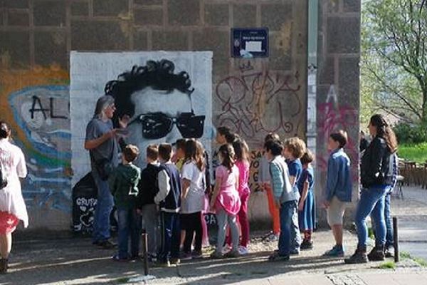 Kakva scena! Gradski šmeker deci objašnjava ko je Cane iz Brejkersa, klinci oduševljeno upijaju svaku reč! (FOTO)