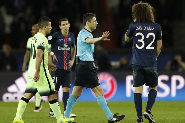 Sudija, koji je pokazao 3 žuta istom igraču, našao se pozvanim da pljuje po Mažiću! (VIDEO)