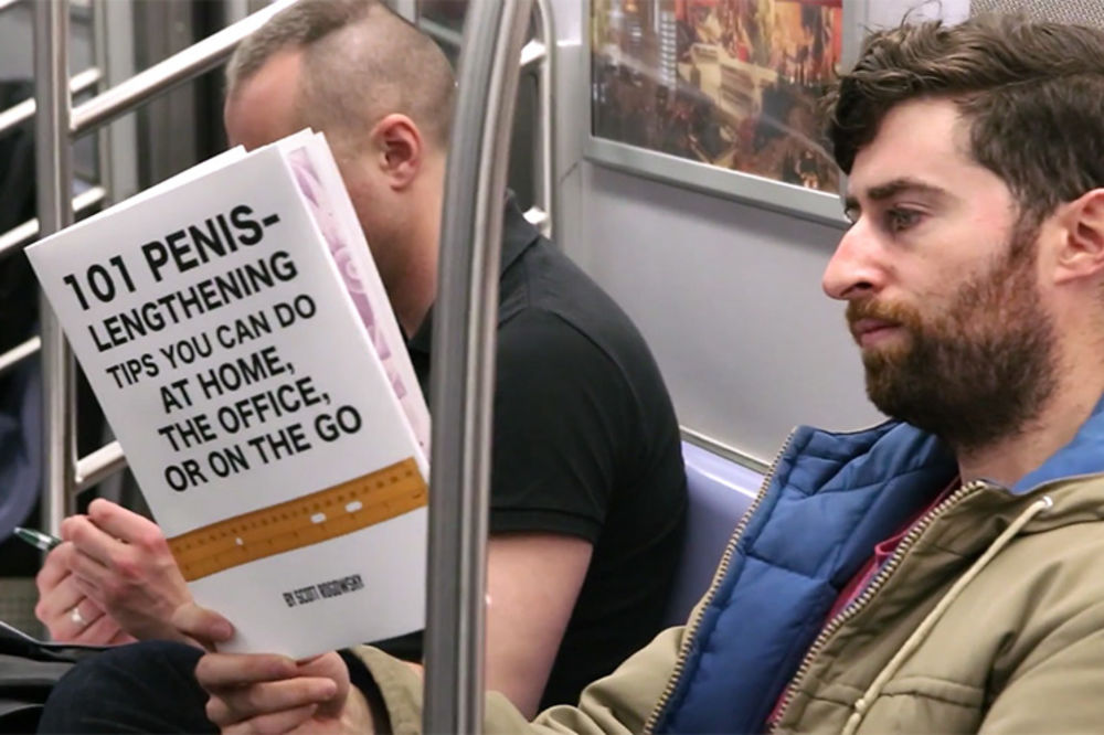 Stavio je lažne korice na knjige, pa tajno snimao reakcije ljudi! (VIDEO)