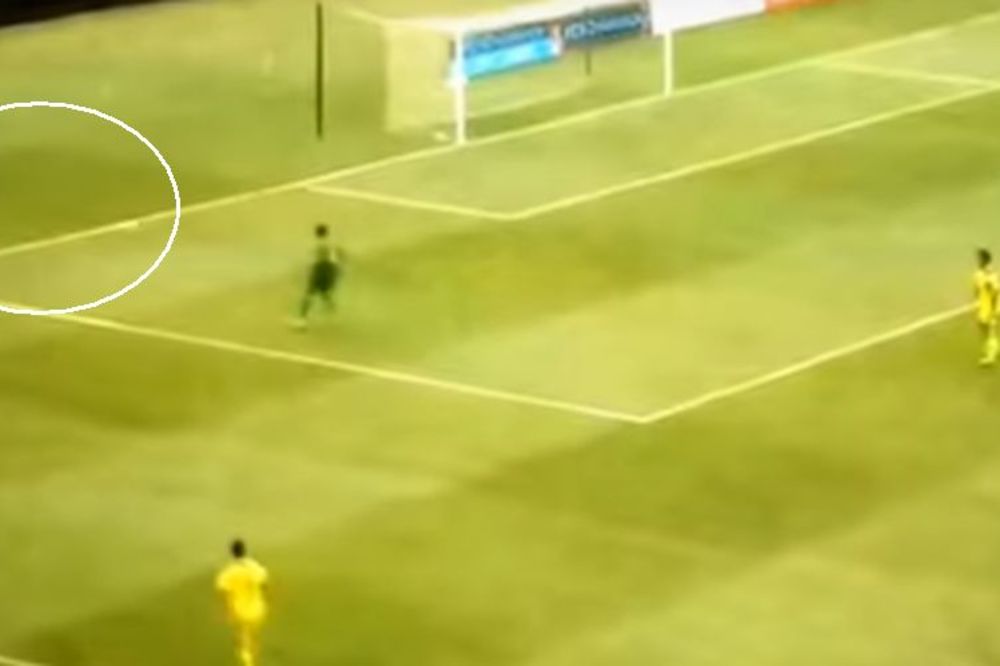 Teško da zna gde se nalazi: Golman pogubio konce i postigao najbolji autogol ikada! (VIDEO)