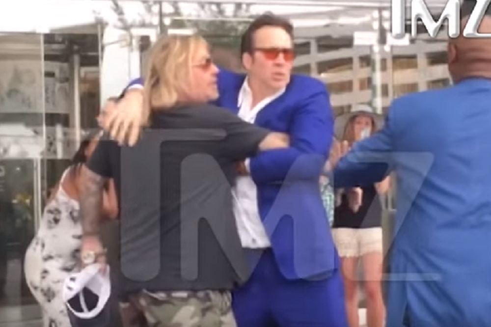 Potpuno poludeo: Pijani Nikolas Kejdž se potukao sa prijateljem nasred ulice! (VIDEO)