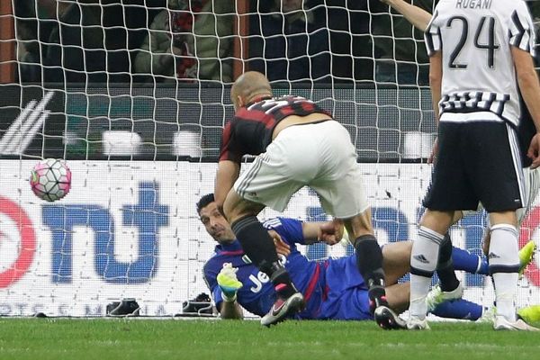 Mihajlović proklinje stativu i Bufona: Juventus sedmi put zaredom pobedio Milan! (VIDEO)