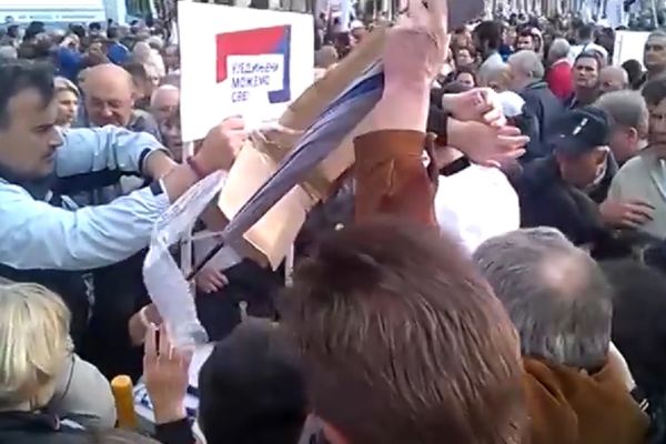 Srbija pobeđuje: Umalo tuča zbog besplatnih SNS kišobrana! (VIDEO)