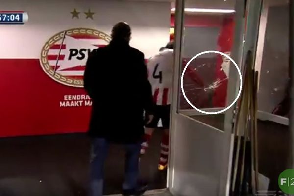 Vandalizam u Holandiji: Fudbaler PSV lomio po tunelu posle crvenog kartona! (VIDEO)