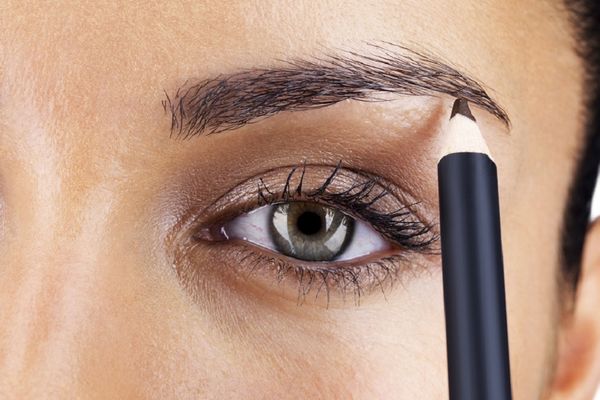 Zbogom pinceto! Evo kako da oblikujete obrve običnim koncem za manje od 5 minuta! (FOTO)