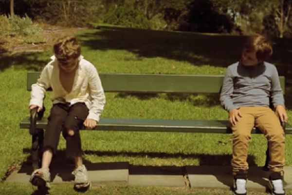 Priča o jednim patikama rasplakaće i one sa kamenim srcem! (VIDEO)