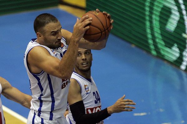 Naslanjanje šaka na obraze sudije koštalo je Dragićevića završetka sezone!