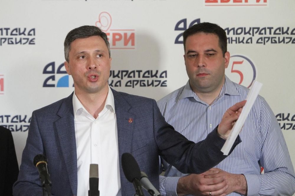 Dveri podnele prijavu protiv Vučića, Mitrovića i Vučićevića zbog lažnih internet spotova i naloga! (FOTO)