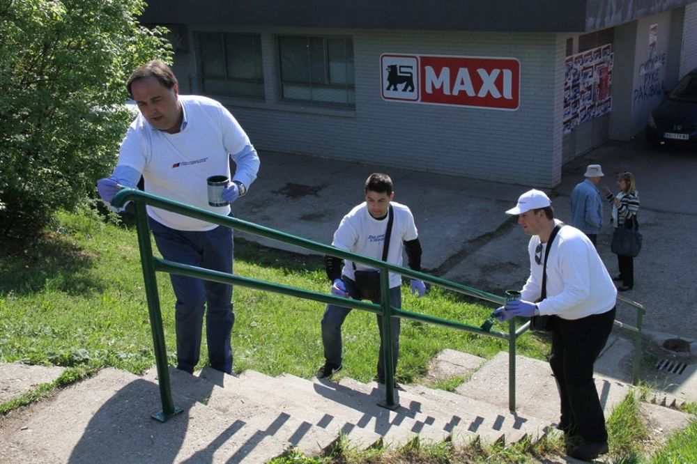 Moleropolohov: Kad već nije na listi SNS, Zoran Babić se bacio na farbanje gelendera (FOTO)