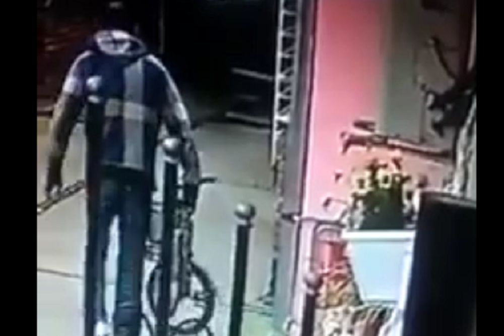 Došao, uzeo, ali su ga snimili: Ovako je lopov pokušao da ukrade dečiji bajs u Obrenovcu! (VIDEO)