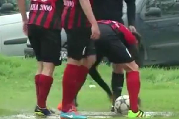 Pa ovo može samo u Bugarskoj: Prskali se vodom iz bare pre izvođenja penala! (VIDEO)