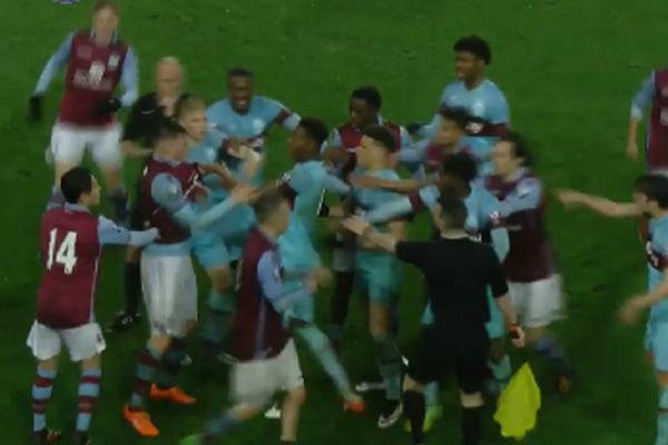 Posle dva mesarska starta izbila šorka između igrača Aston Vile i Vest Hema! (VIDEO)