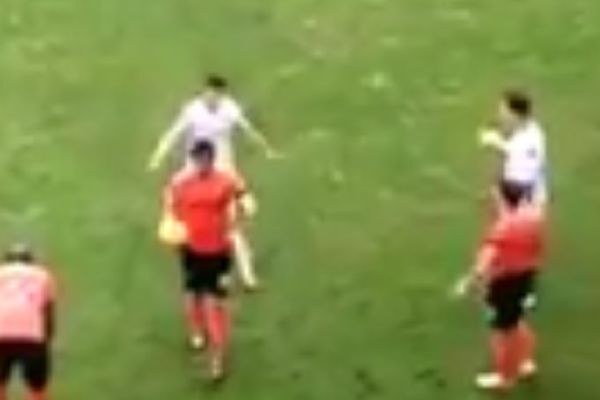 Klub sa Ostrva otpustio igrača posle bizarnog igranja rukom! (VIDEO)