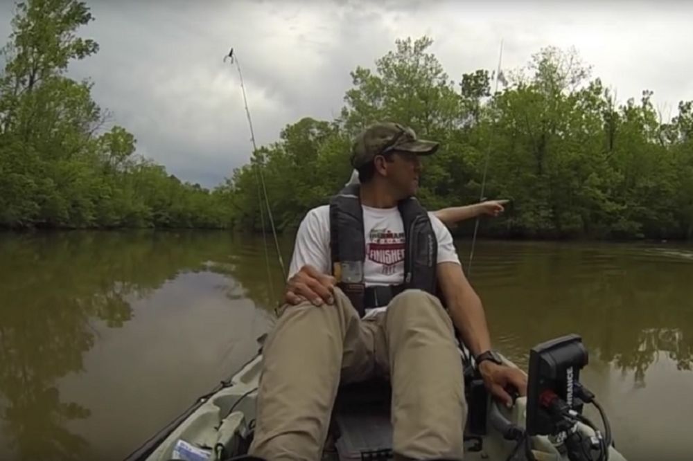 Oči u oči sa čudovištem: Pecao je ribu, a kada je izvukao udicu nije mu bilo dobro! (VIDEO)