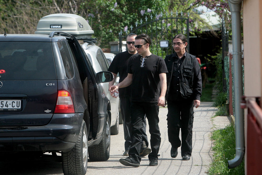 Linčovaće nas zbog Jelene: Marjanovići pobegli iz porodične kuće u Borči! A evo gde su otišli!