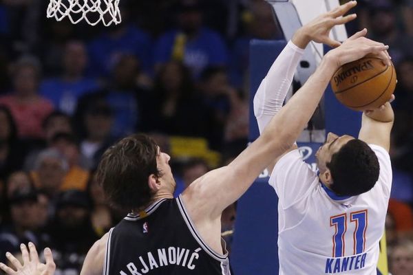 Enesu Kanteru neće više padati na pamet da pored Marjanovića ide na drugi obruč! (GIF)