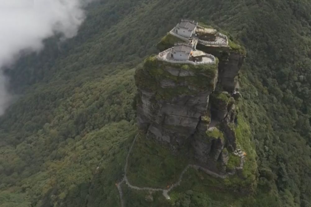 Tamo gde se pogled gubi među oblacima, ponosno stoji budistički hram! (VIDEO)
