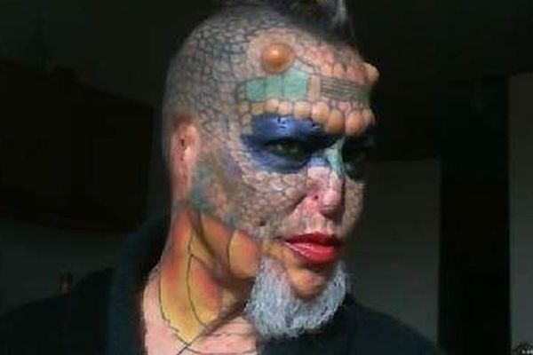 Bio je bankar i izgledao potpuno normalno, a onda je sve batalio i odlučio da postane mitsko biće (FOTO) (VIDEO)