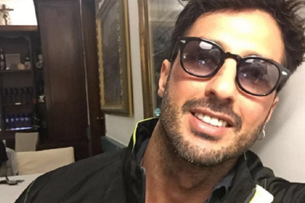 Tetovaže, zatvor, ucene... Dame, pažnja! Ovo je najseksipilniji, ali i najkontroverzniji frajer u Italiji!